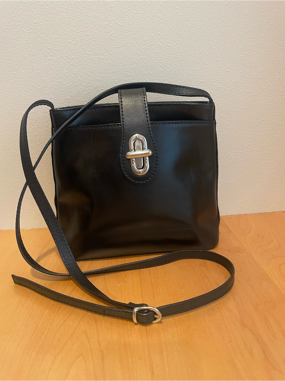 Vera Pelle Black Leather Crossbody with Silver-Tone Turnlock